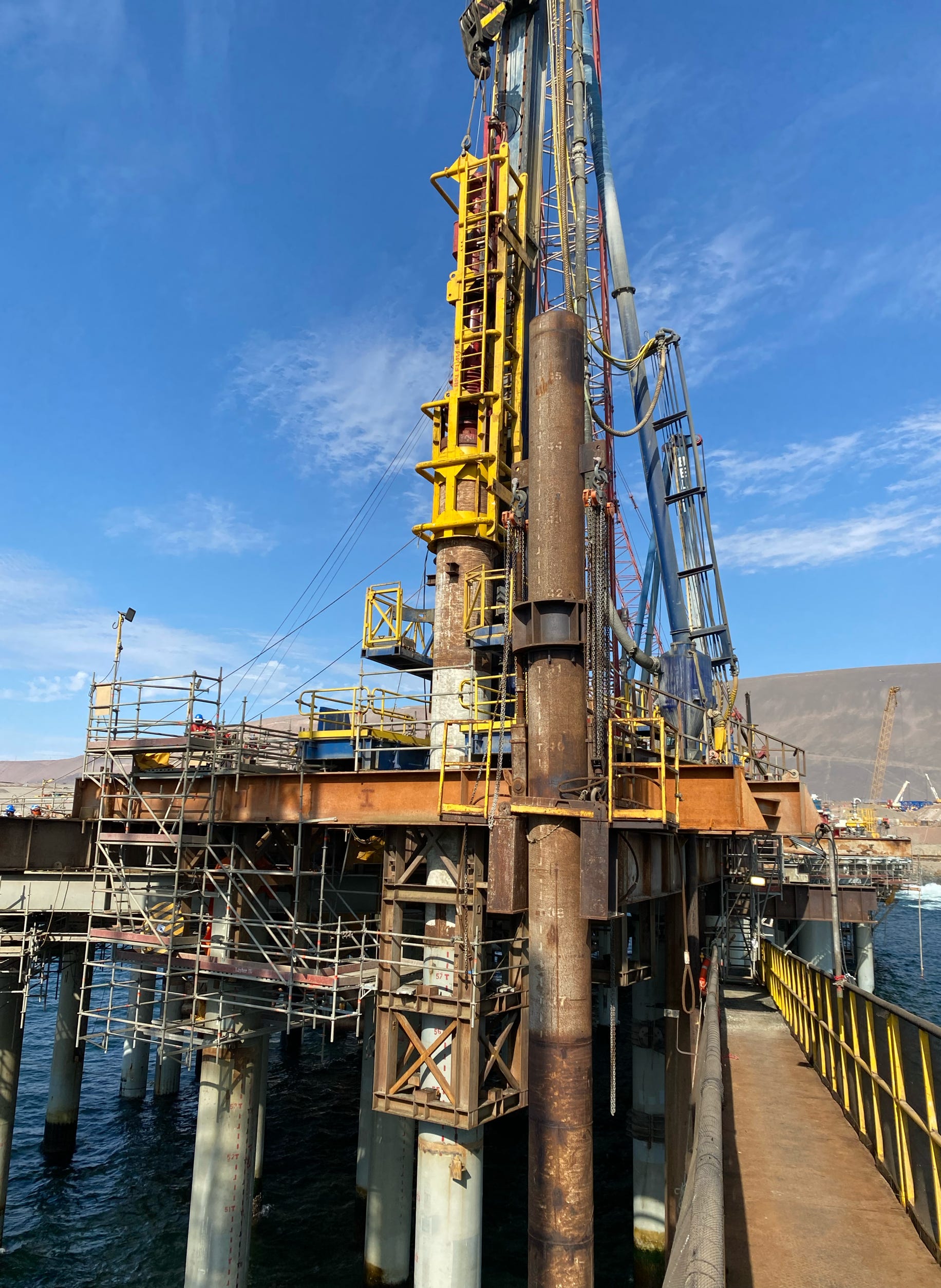 Hinca Dinámica de Pilote de Acero en Faena de Asesoría Geotécnica Proyecto QB2 de Teck.