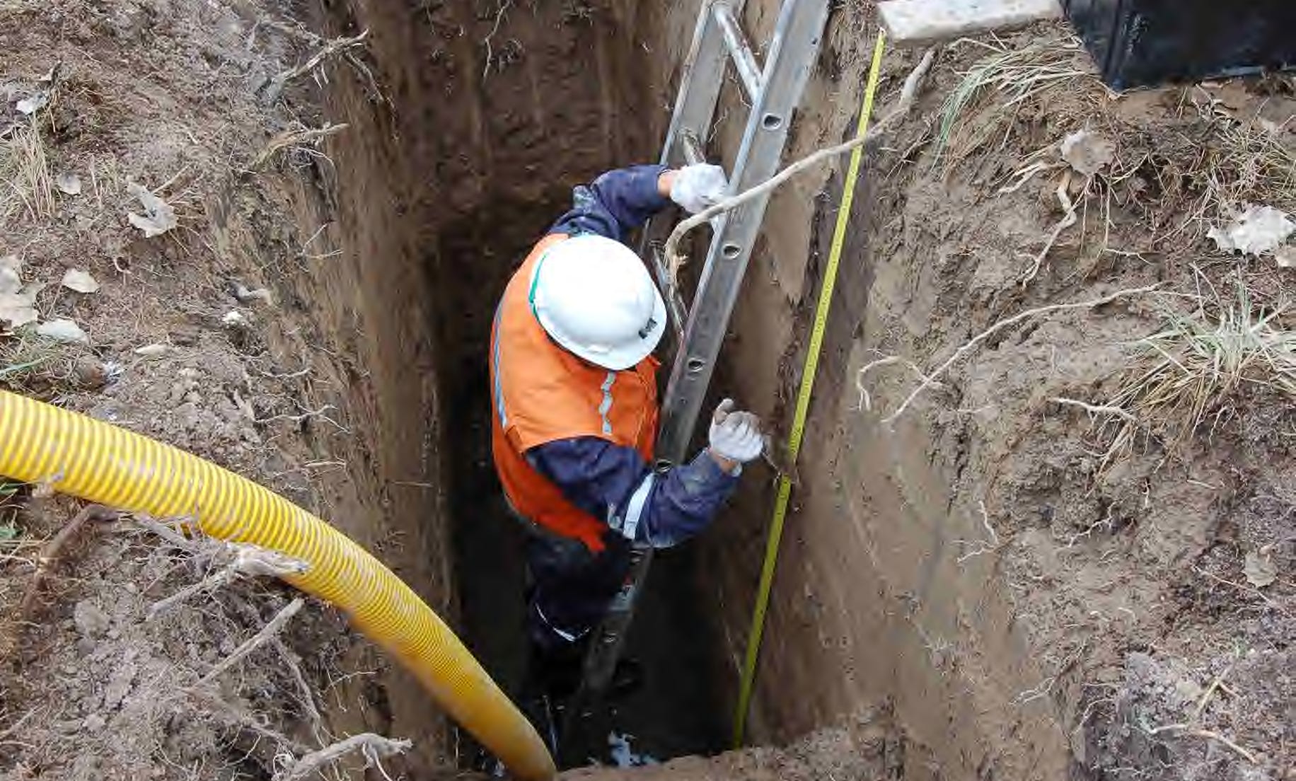 Calicata para Estudio de Mecánica de Suelos - Nivel Freático Deprimido mediante Motobomba
