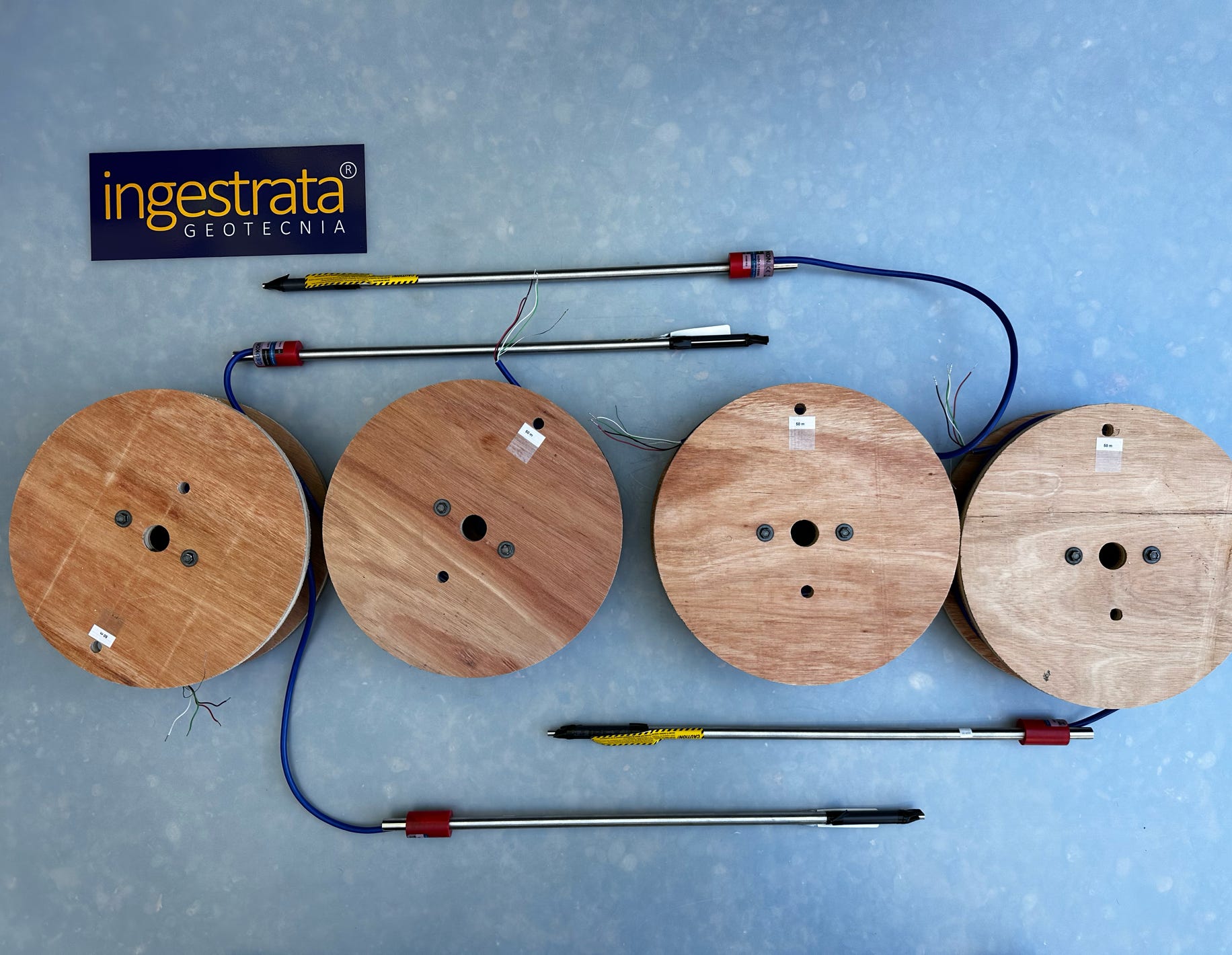 Extensómetros de Cuerda Vibrante de propiedad de INGESTRATA , con 50 m de cable cada uno.