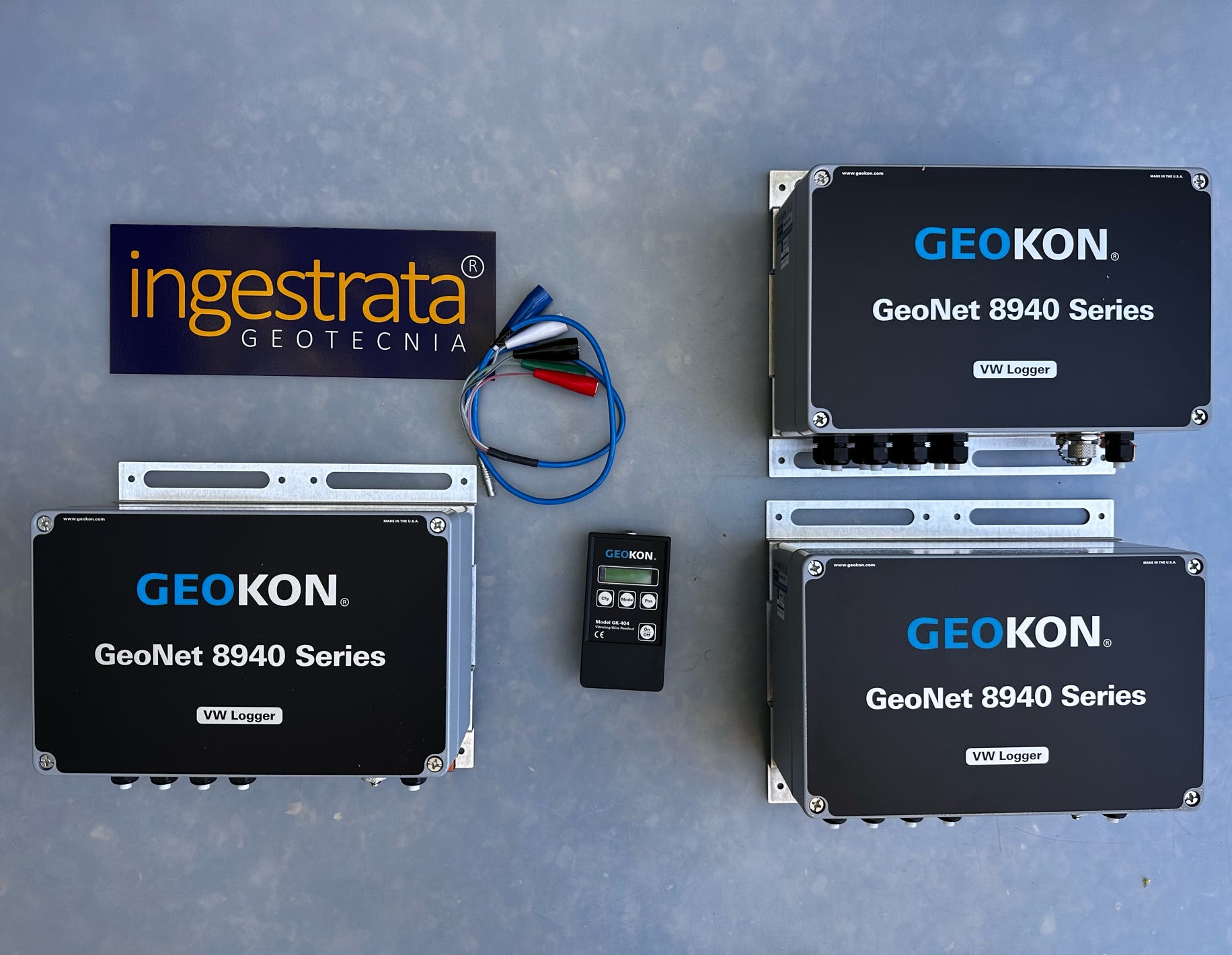 En fotografía se observan 3 Datalogger de 8 canales cada uno de propiedad de INGESTRTATA.