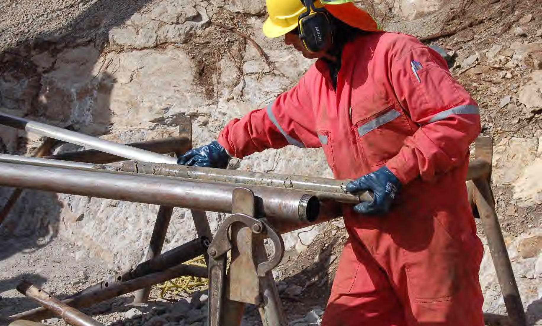 Extracción de Testigo de Roca, durante ejecución de un Sondaje Geotécnico - Sistema Diamantino de Triple Barril de Muestreo - Diámetro HQ3